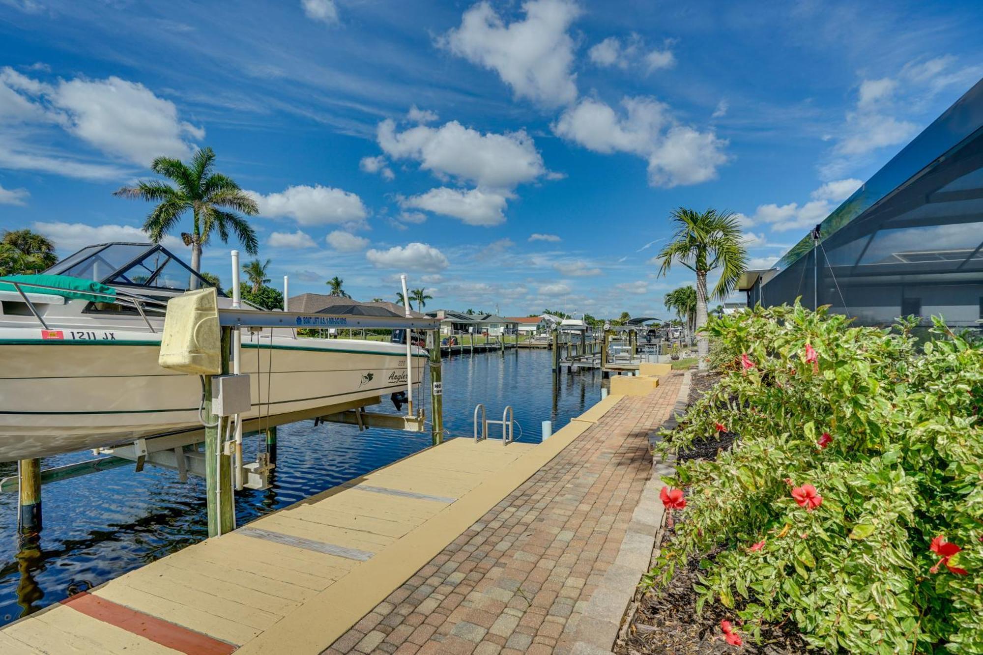 Beachy Cape Coral Home - Swim, Fish, Boat! Exterior photo